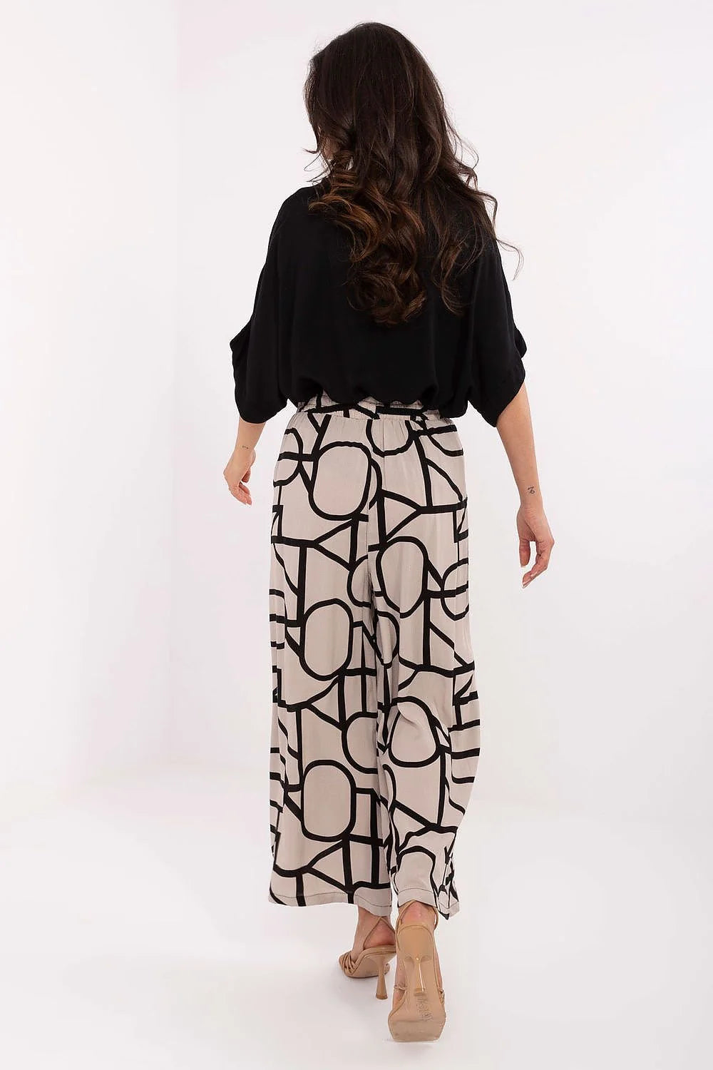 Tenue femme deux pièces décontractée viscose polyester motifs géométriques beige noir sandales basses