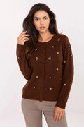 cardigan femme marron chocolat maille douce boutonné col rond manches longues coupe droite légèrement cintrée broderies cœurs blancs