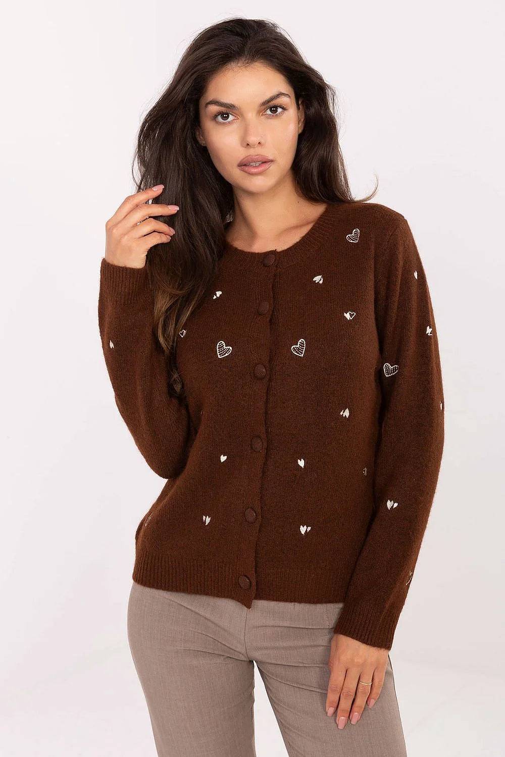 cardigan femme marron chocolat maille douce boutonné col rond manches longues coupe droite légèrement cintrée broderies cœurs blancs