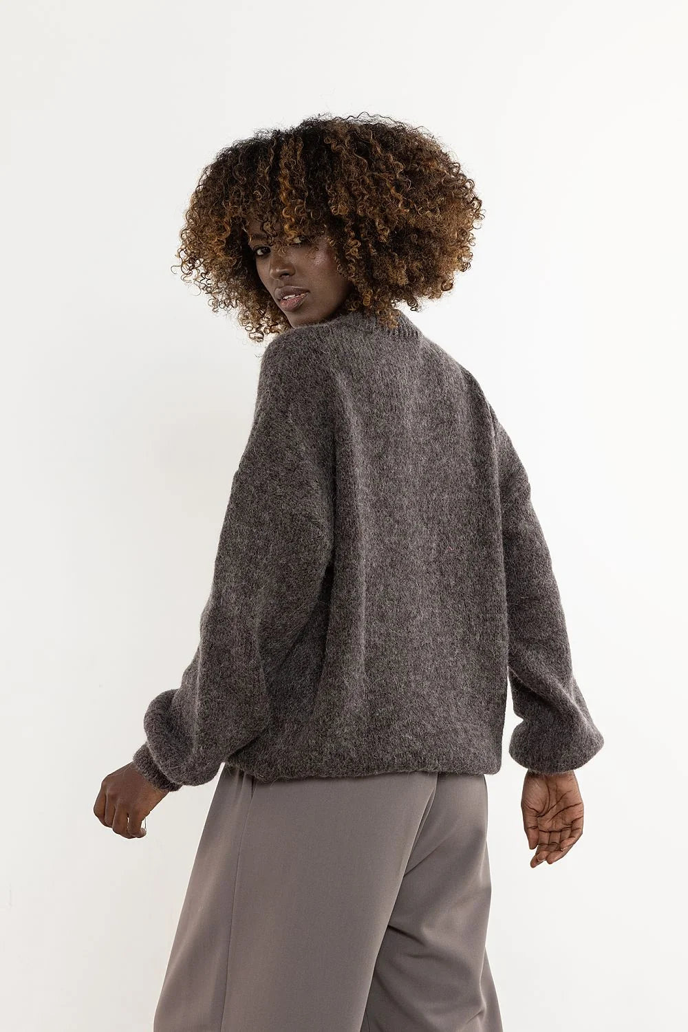pull femme maille oversize laine cachemire chèvre mohair acrylique polyamide gris anthracite col rond côtelé manches bouffantes texture duveteuse chaude