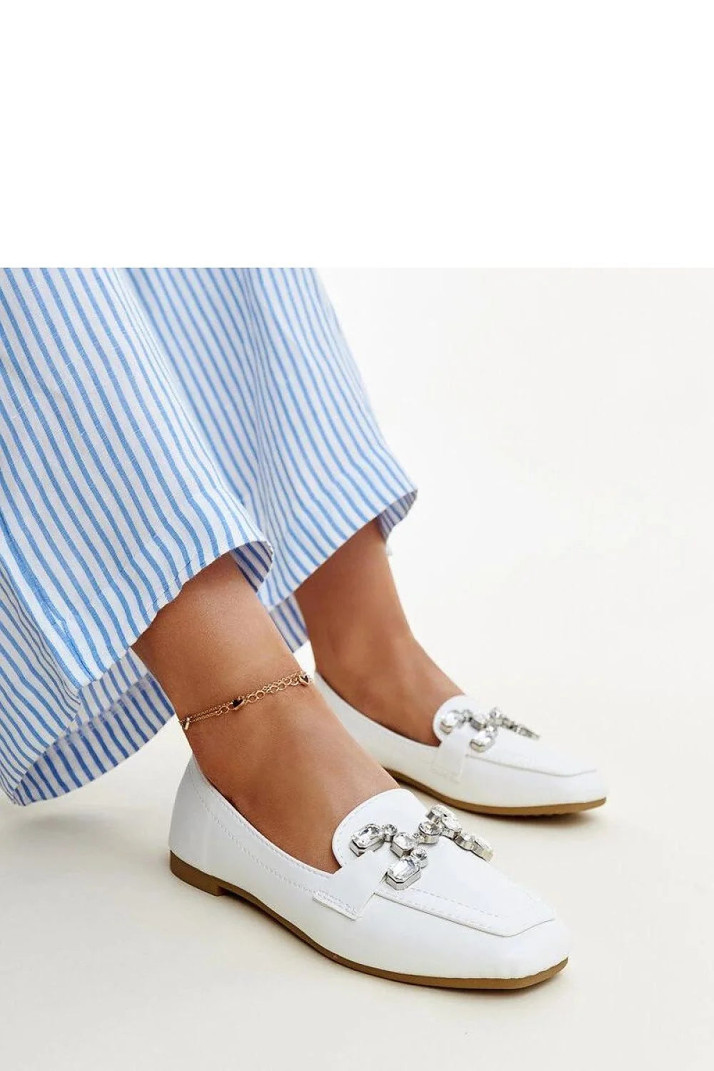 Moccasins pour femmes Solea blancs cuir lisse chaîne métallique semelle caoutchouc beige confortable design moderne élégant occasion quotidienne été