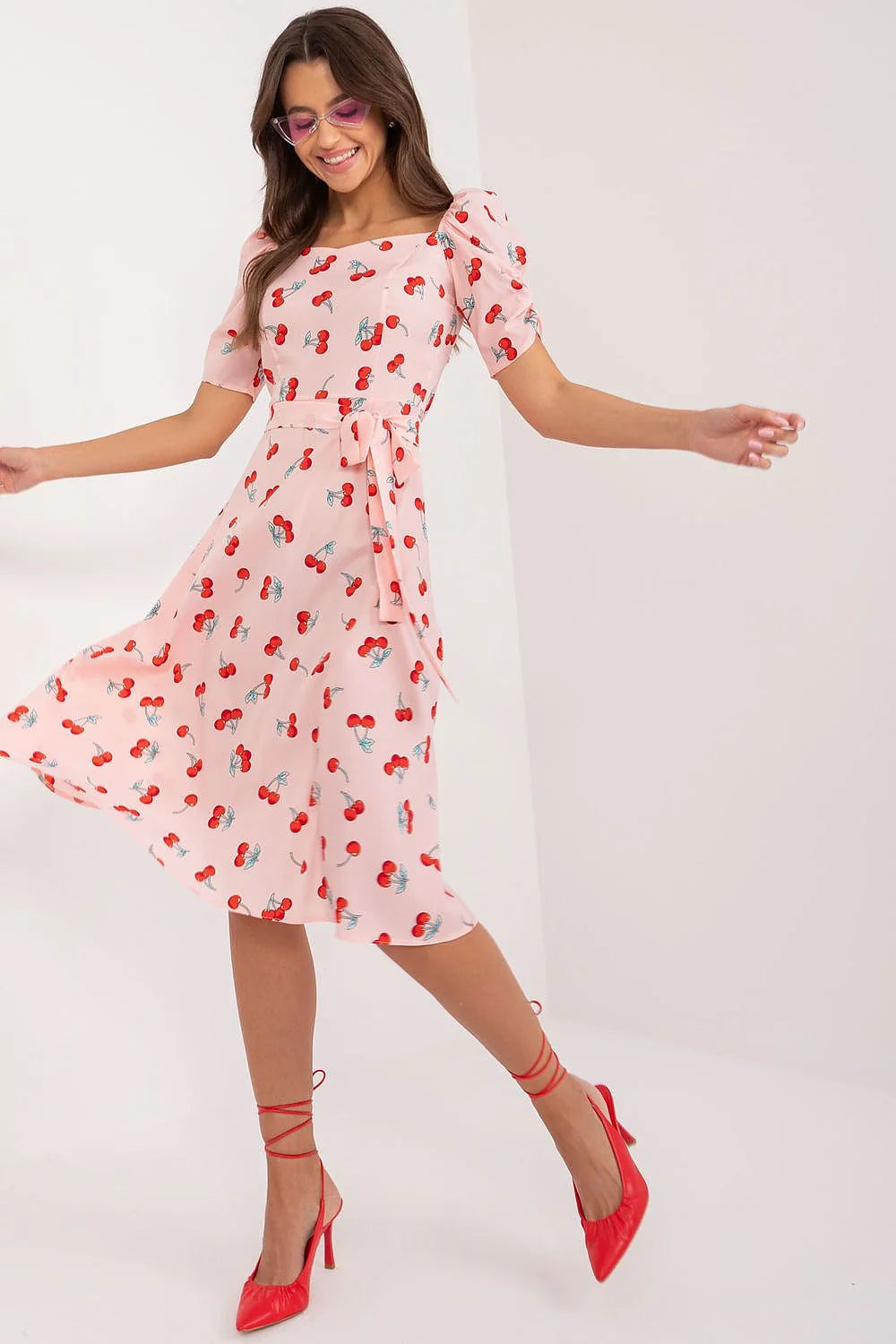 Robe d'été féminine imprimée cerises rouges rose pâle coupe évasée manches courtes ceinture assortie femme