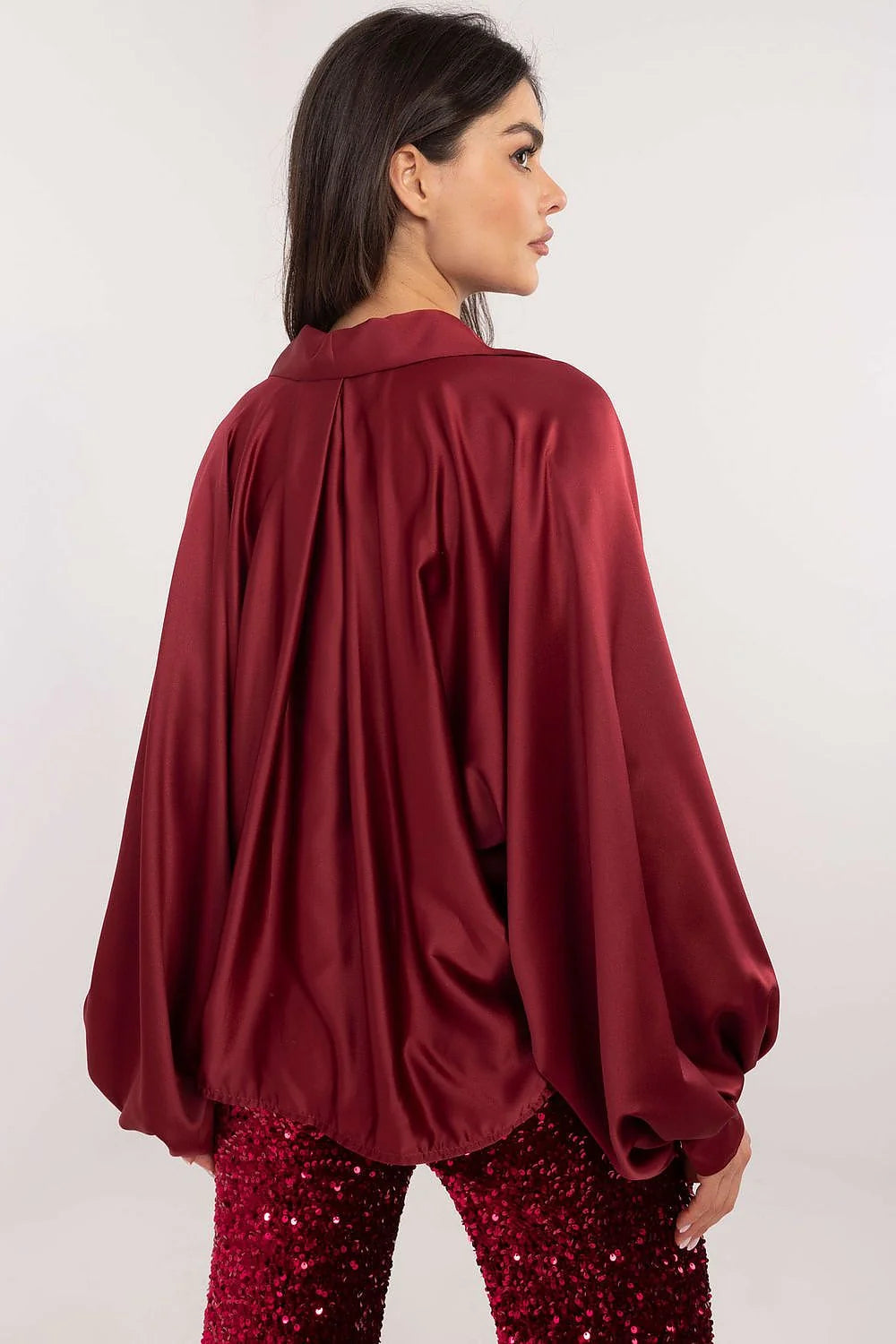 Chemise manche longue Italy Moda chemise boutonnée élégante design sophistiqué tissu satiné couleur bordeaux poignets cintrés femmes