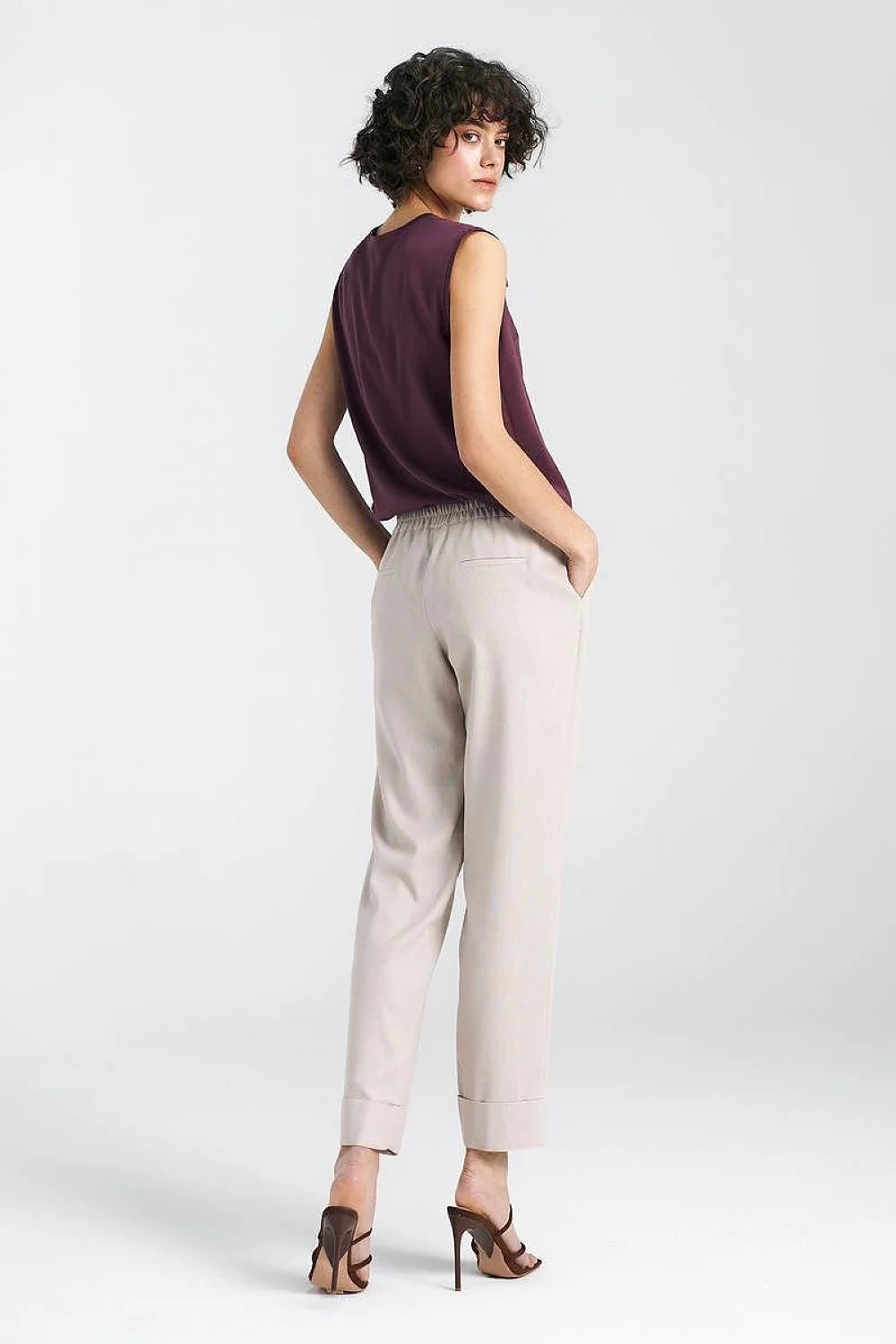 Pantalon femme décontracté coupe droite taille élastiquée coloris beige clair matériaux doux poches latérales occasion quotidienne