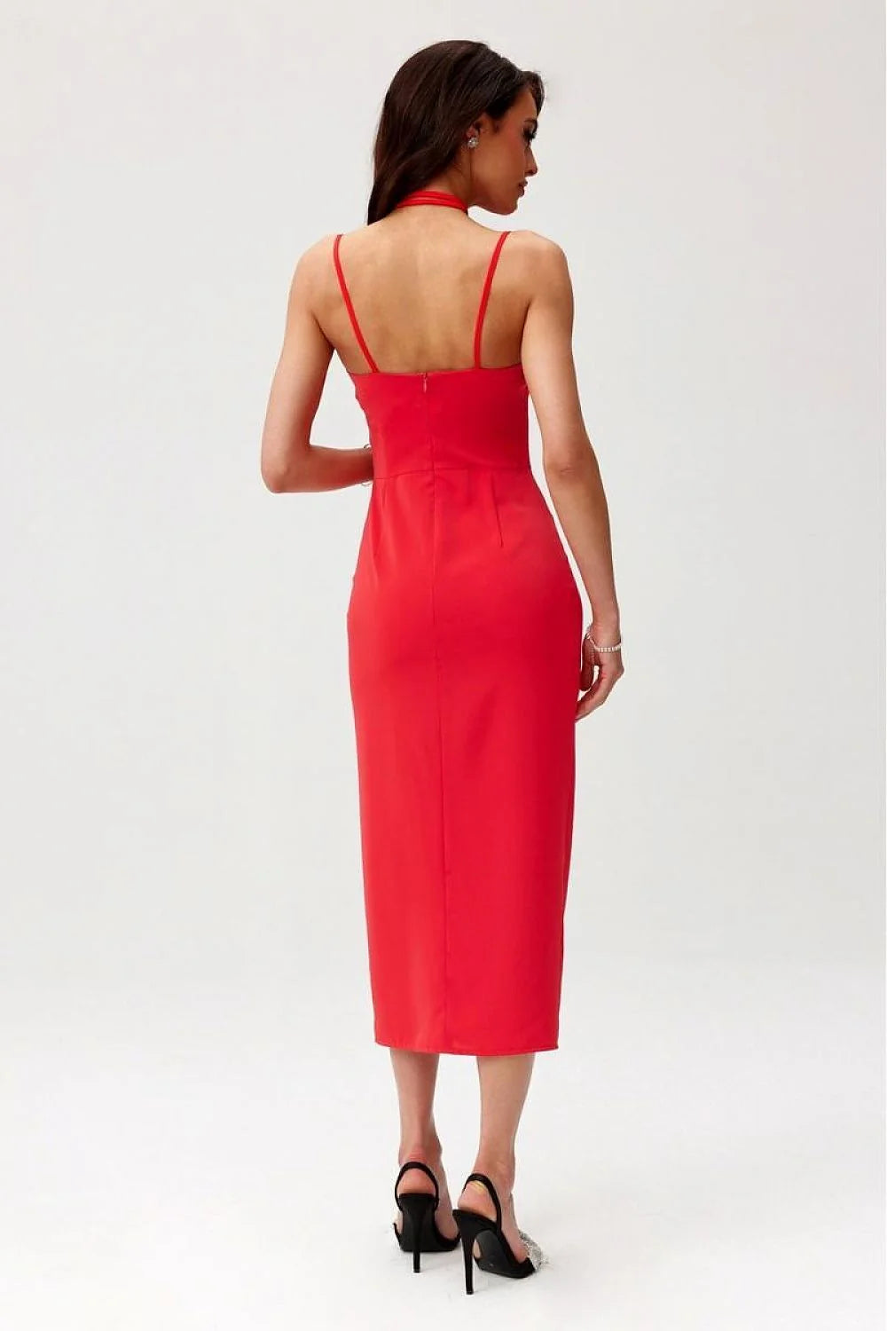 Robe de cocktail longue rouge vif ajustée dos nu fente haute bretelles fines détails floraux femme élégance moderne
