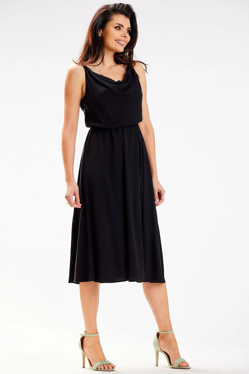 Robe élégante pour jour sans manches noire longueur midi taille élastiquée femme fabriquée en Pologne