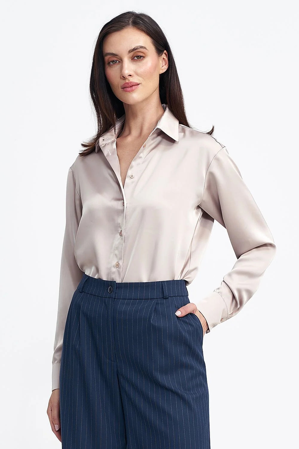 Tenue élégante deux pièces chemise satinée pantalon tailleur occasionnels femme