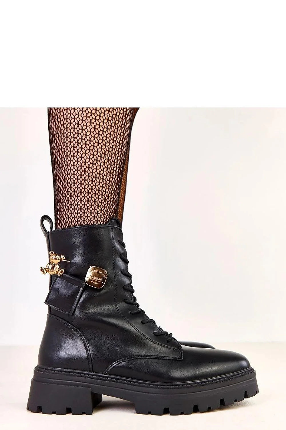 bottines femme cuir artificiel noir tige 17cm bout rond doublure chaude talon 5cm semelle crantée lacets fermetureeclair pendentif doré ours