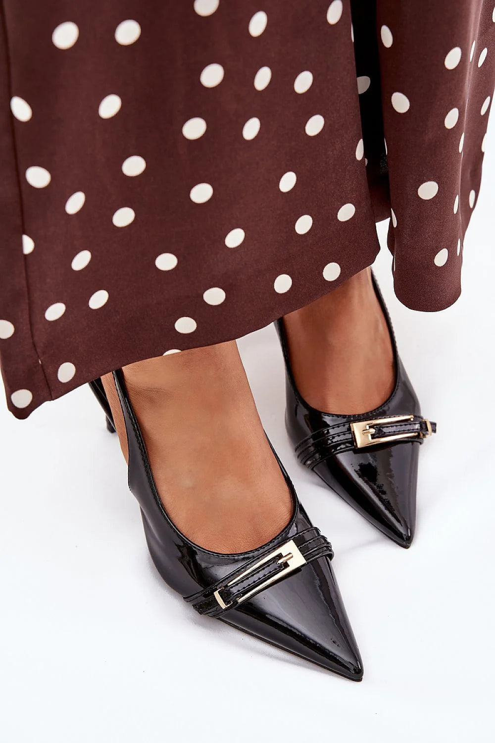 escarpins femme cuir verni noir talon aiguille bride arrière ouverte bout pointu lanière boucle dorée brillant soirée chic élégant