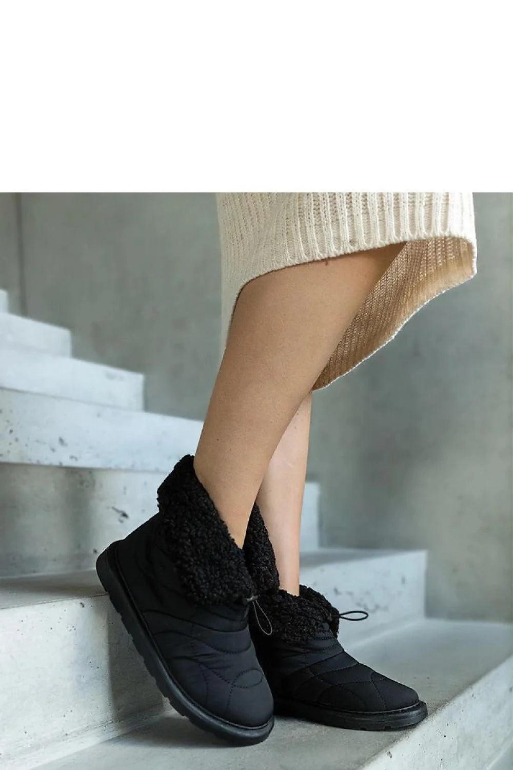 Bottes de neige modernes pour femmes, style hivernal élégant, cuir synthétique imperméable, fourrure synthétique douillette, semelle caoutchouc antidérapante, confort optimal, look tendance, hiver 2023