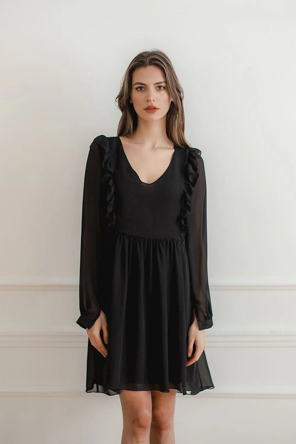 robe cocktail mousseline blanche manches longues volants coupe midi ajustable ceinture intégrée col V décolleté romantique fluide doublure opacité élégante