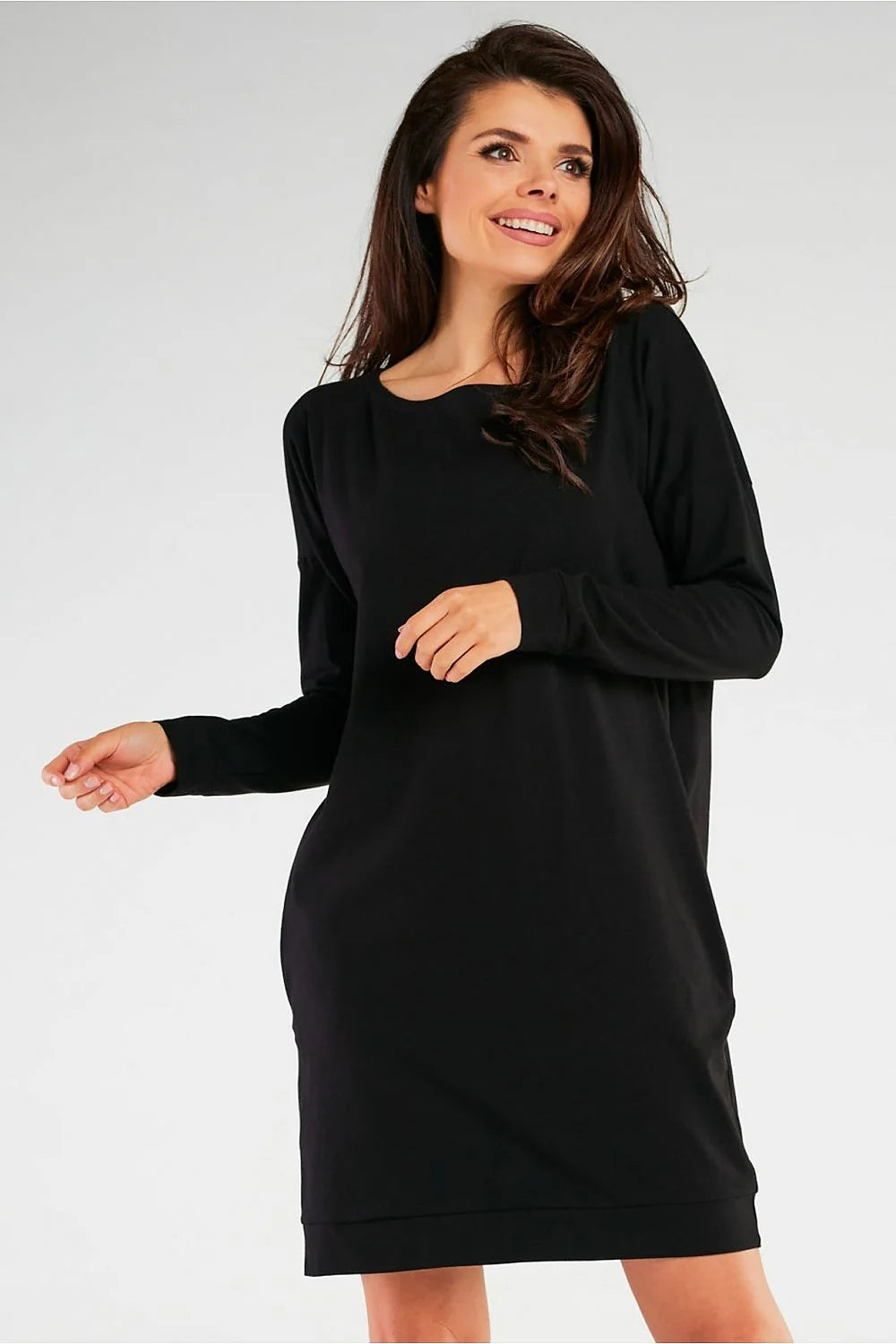 Robe de jour féminine moderne design épuré manches longues coupe droite tissu doux noire polyvalente femme
