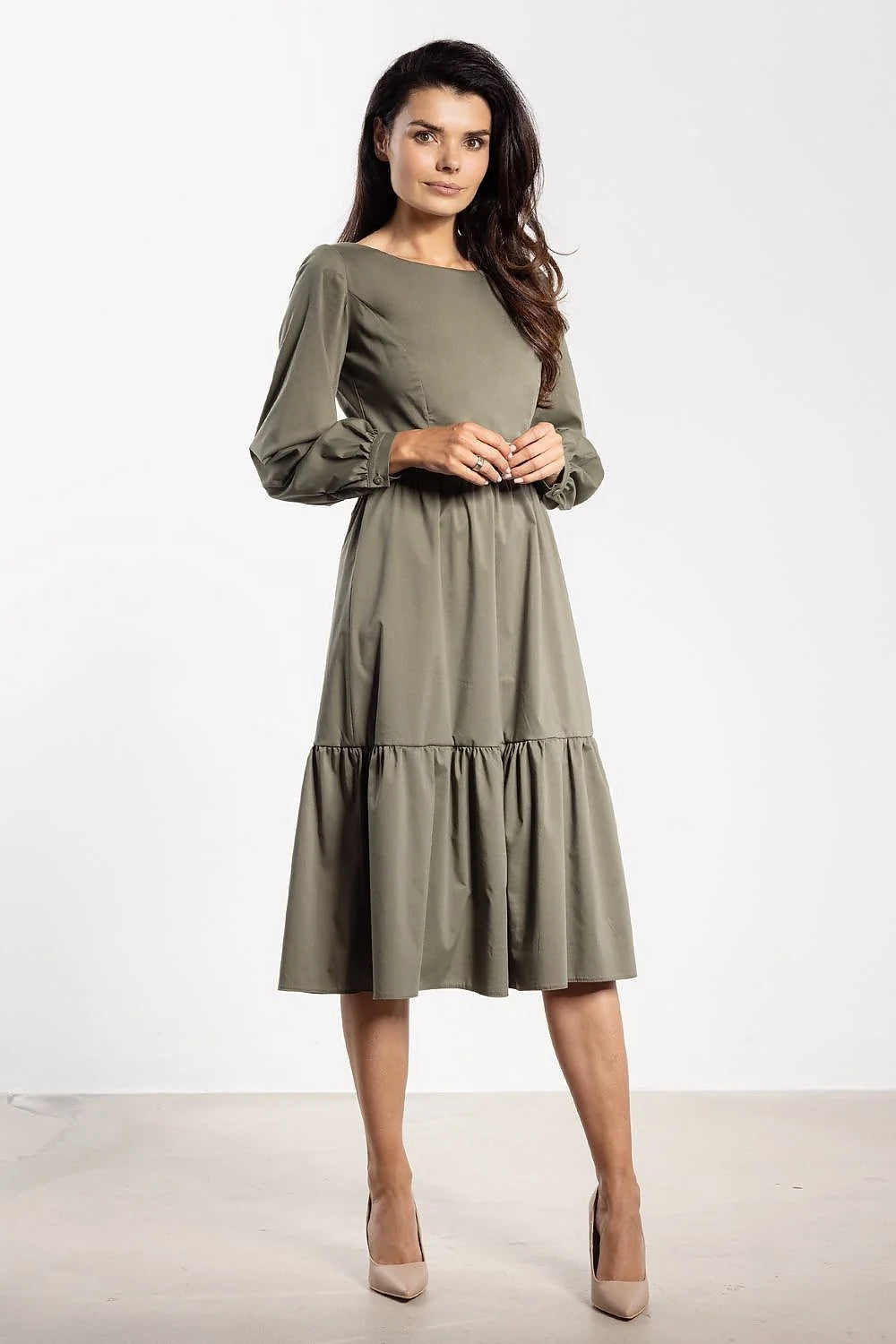 robe midi trapèze taille cintrée haut ajusté jupe volants col bateau manches bouffantes poignets boutonnés kaki olive