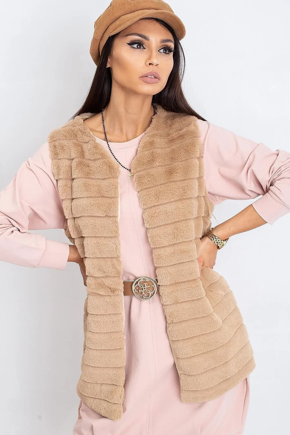 Gilet sans manches fausse fourrure gris élégant décontracté hiver femme moderne tendance mode féminine