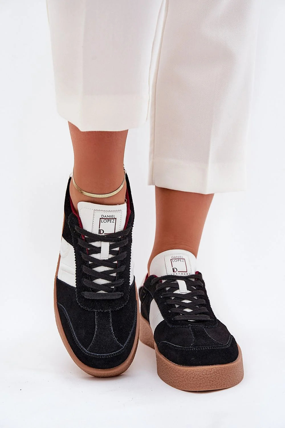 Chaussures de sport modernes pour femmes, design sportif et élégant, daim noir et cuir blanc, confort maximal, style casual
