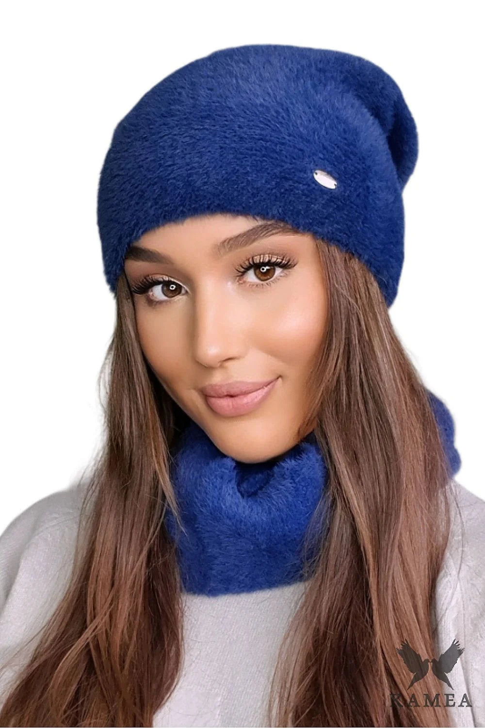 Ensemble chic hiver femme bonnet écharpe bleu profond style classique matière douce matelassée métallique logo Pologne