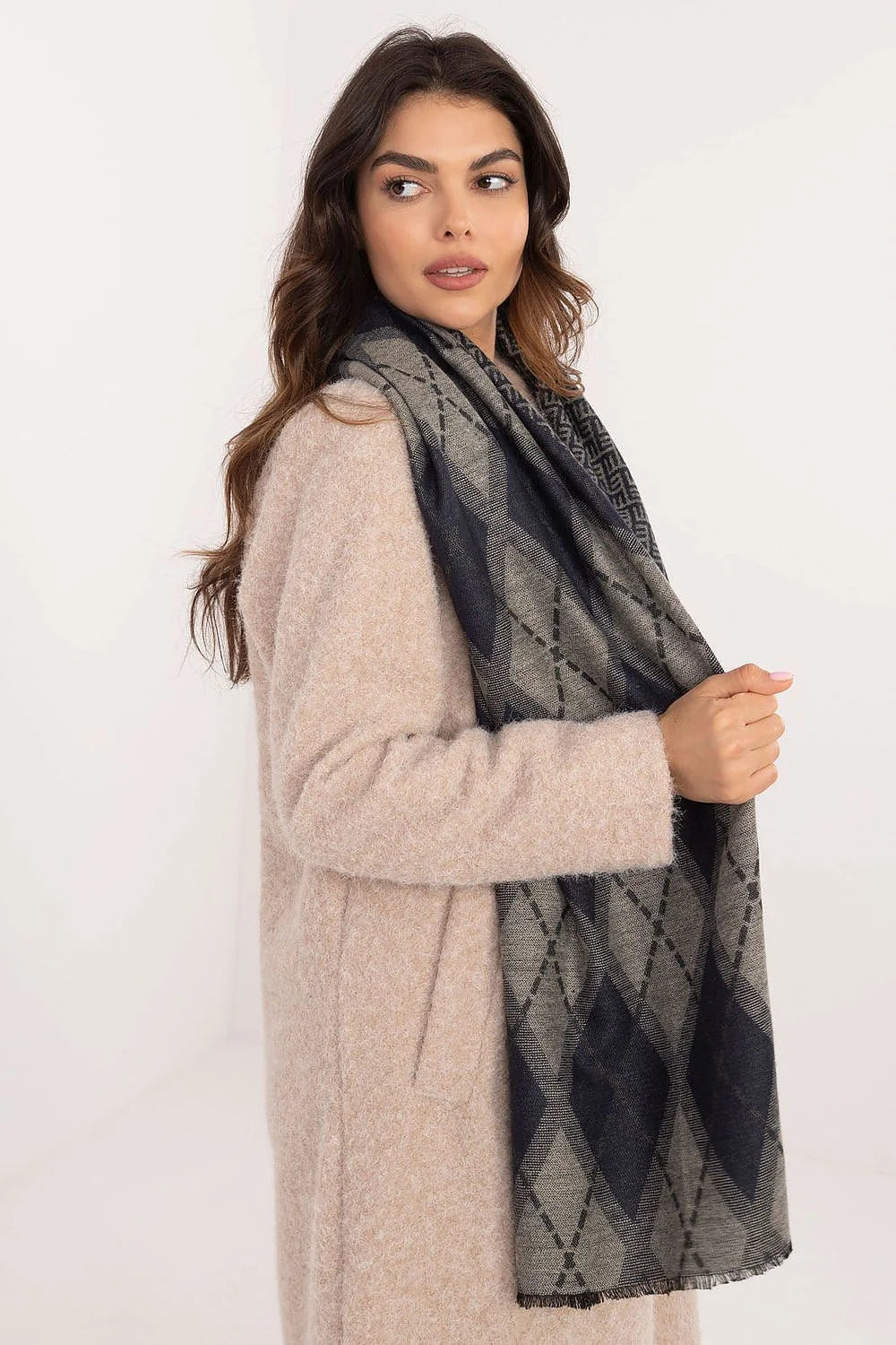 Écharpe élégante pour femme motif géométrique gris et bleu marine longueur 190 cm largeur 69 cm matière douce et confortable