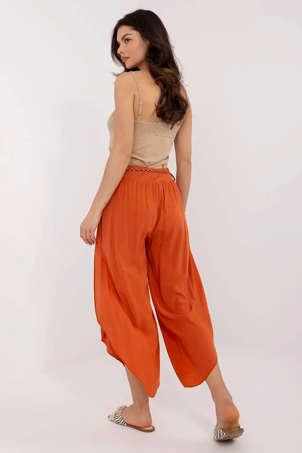 Pantalon femme Och Bella high-waisted large legs slit tie belt beige top summer casual outfit