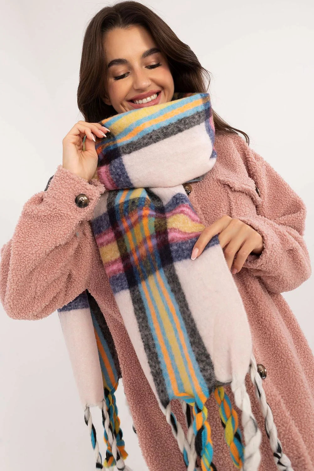 Ensemble veste écharpe femme style casual-chic matelassé sherpa rose pâle motif écossais multicolore franges tasseaux