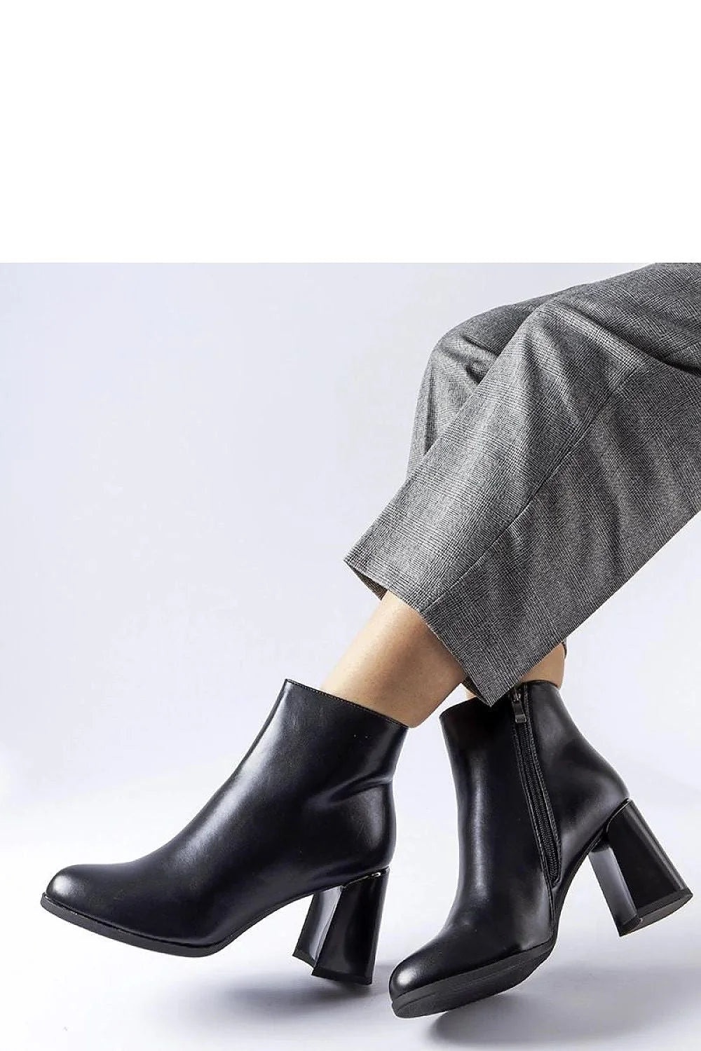 Bottines élégantes pour femmes en cuir noir lisse à talons carrés, design moderne et intemporel, confort et style