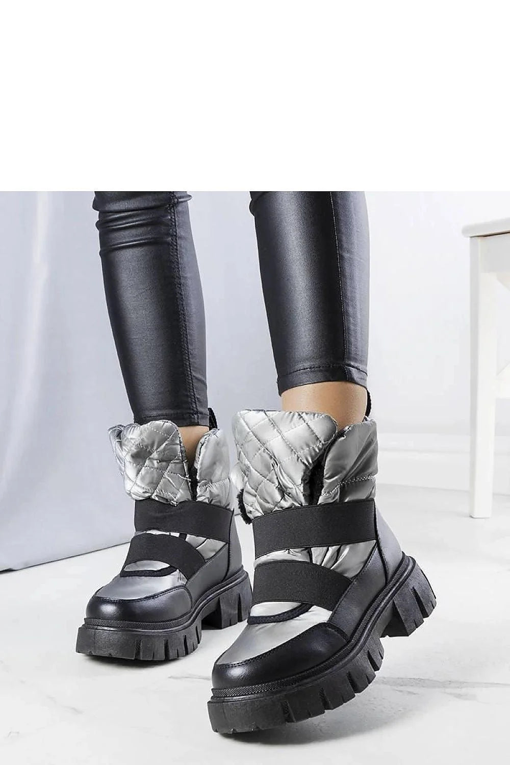 Bottes de neige pour femmes, design urbain audacieux, cuir synthétique noir, tissu matelassé argenté, semelle épaisse, fermeture élastique croisée, idéales pour les journées froides, style moderne et fonctionnel