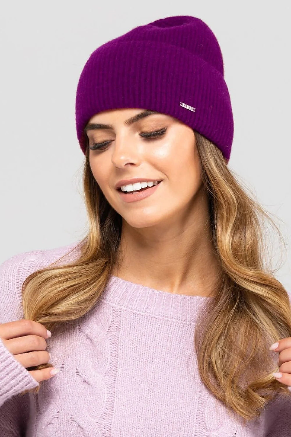 Chapeau MODESTO pour femme en laine ultrafine et cachemire couleur prune style élégant et sportif coupe ajustée métal label Made in Poland matière douce et confortable