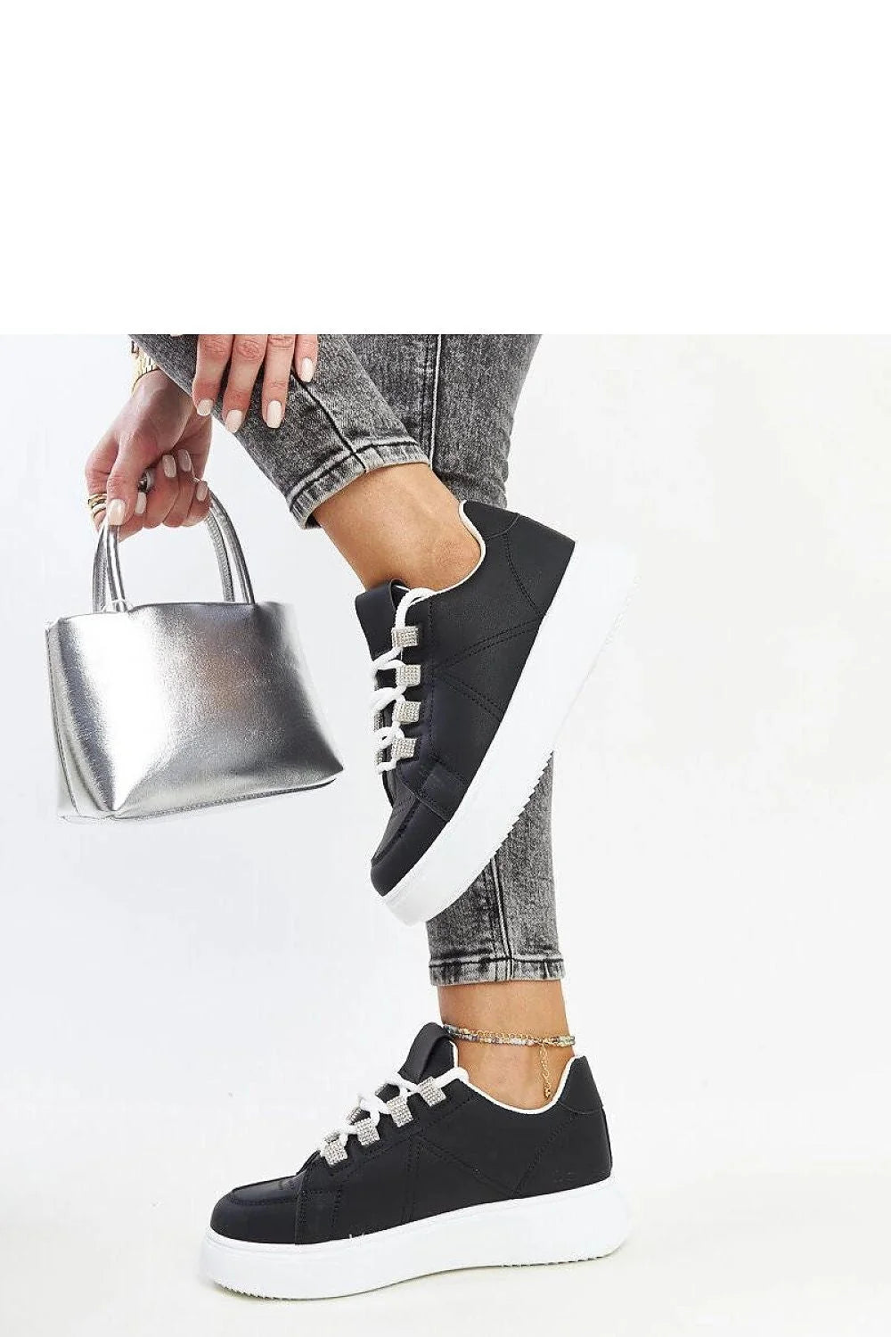 Baskets mode femmes design moderne épuré silhouette classique faible hauteur profil arrondi devant semelle épaisse amorti confort matériau synthétique durabilité entretien facile