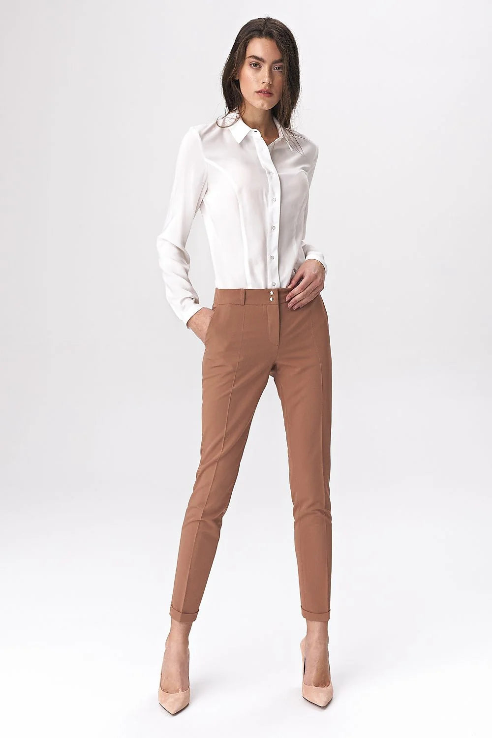 Pantalon femme élégant couleur camel slim fit longueur cheville braguette dissimulée boutons apparents ceinture poches frontales occasions travail casual