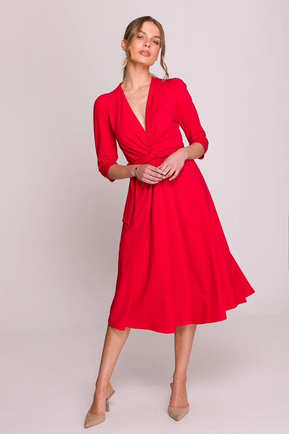 robe rouge vif midi manches troisquarts encolure V plongeante taille nouée fronces cintrée jupe évasée fluide stretch élégante soirée