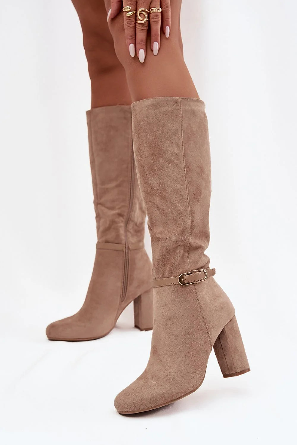 bottes femme suède effet daim taupe genou bout arrondi talon colonne maintien bride boucle dorée fermeture éclair latérale doublure chaude
