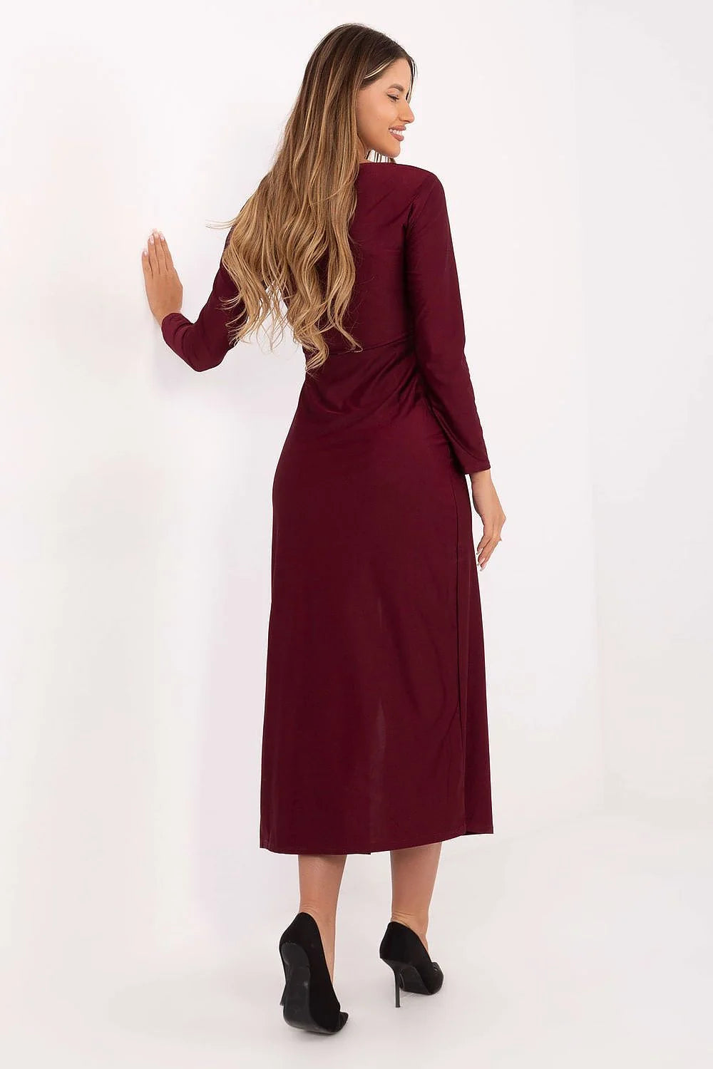 robe midi bordeaux portefeuille drapé asymétrique boucle dorée fente haute manches longues encolure ronde stretch viscose cintrée
