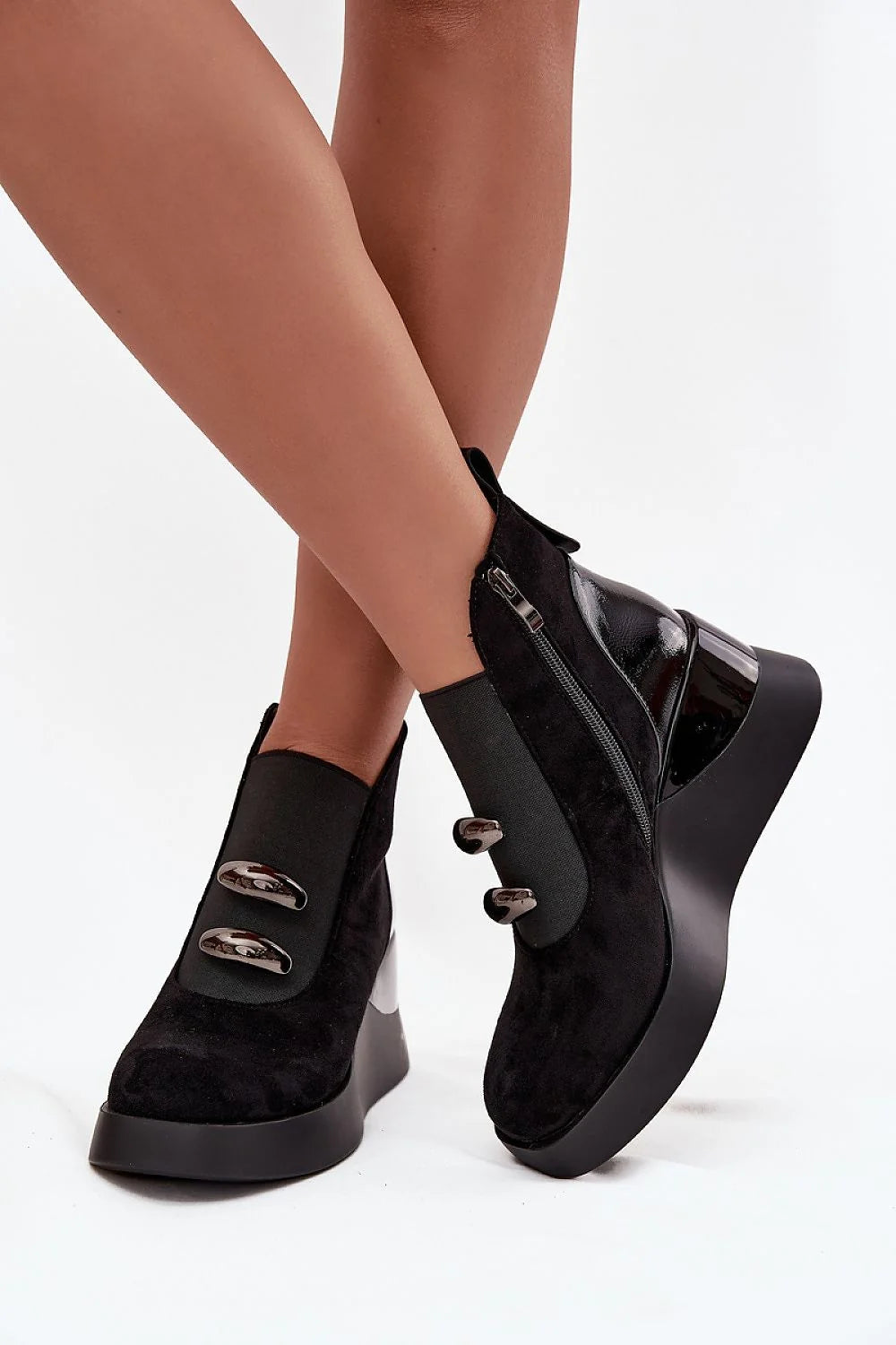 bottines femme faux daim noir plateforme talon compensé empiècements élastiques boutons métalliques fermeture latérale contrefort verni semelle antidérapante confortable urbaine
