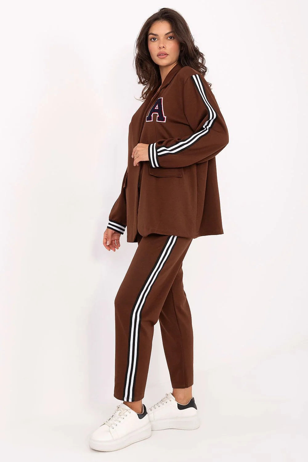 ensemble femme casual confortable molletonné blazer oversize boutonné col cranté écusson appliqué manches longues bordcôtes poignets pantalon slim taille haute