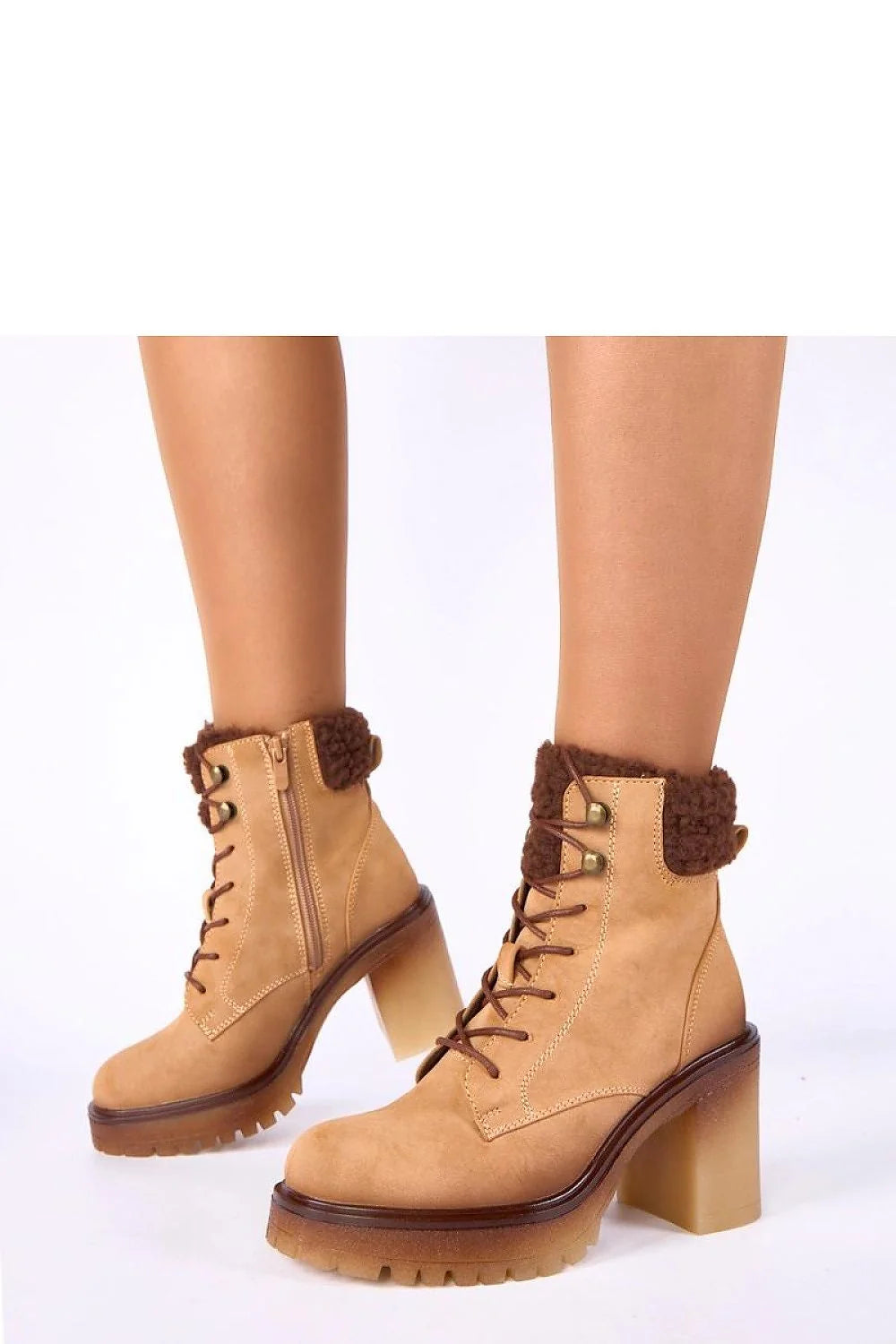 bottines beige suède camel montantes lacets talon bloc semelle crantée plateau fermeture éclair latérale doublure fourrure chaude hikingchic urbain Gemre