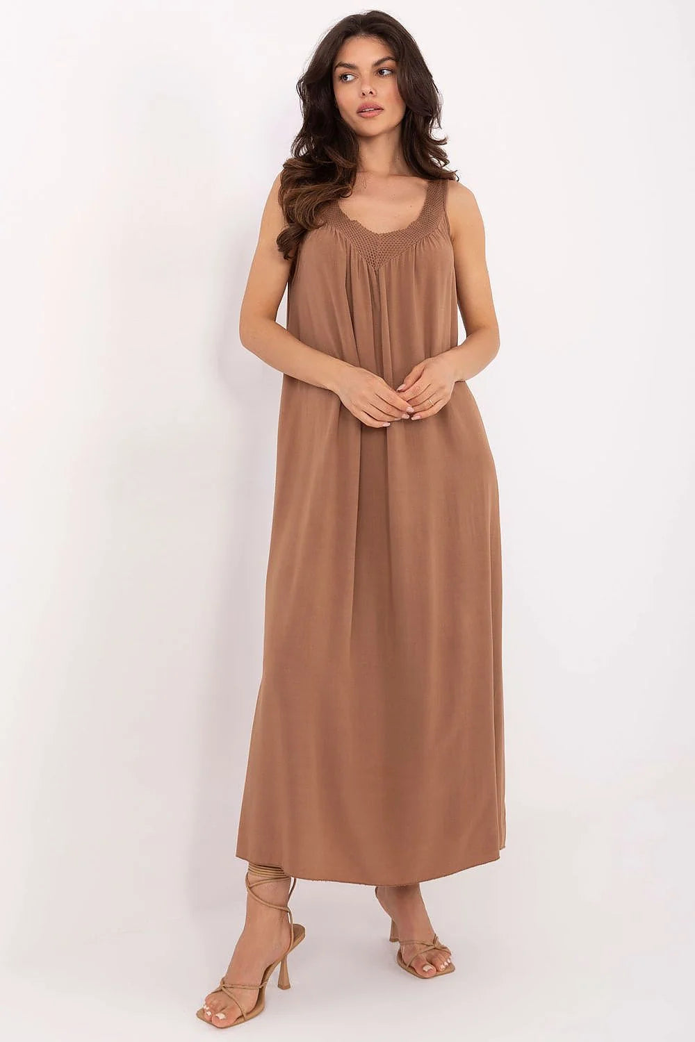 Robe de jour Och Bella style oversize longueur midi en viscose couleur marron terreux décolleté en V sans manches femme