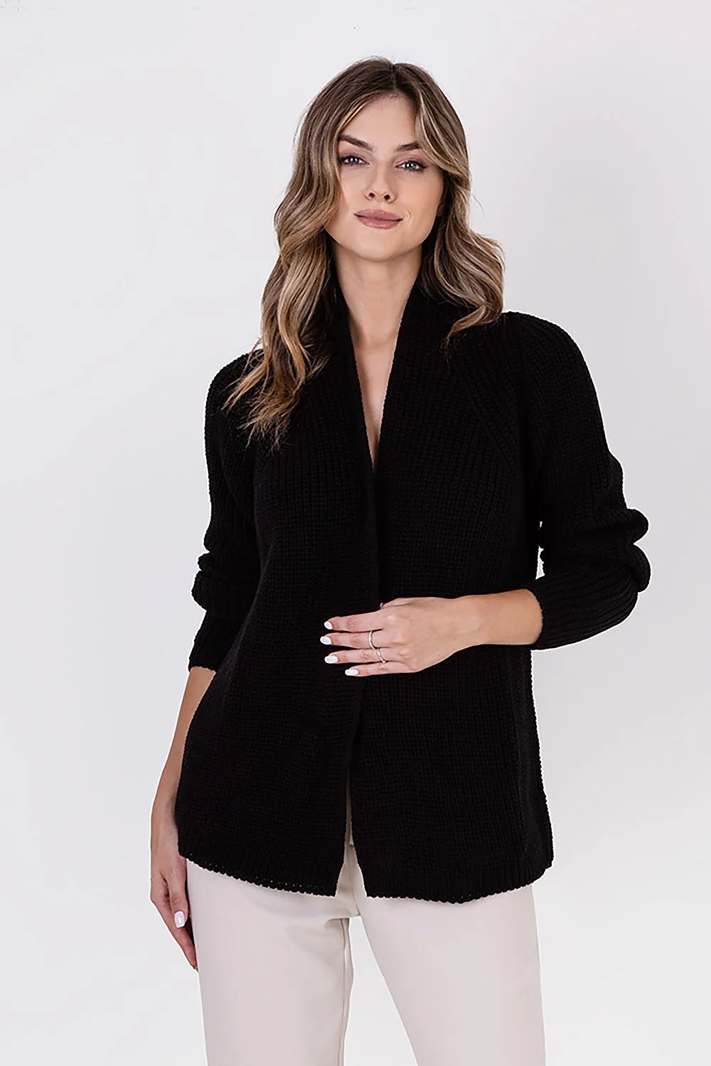 Cardigan femme noir maille épaisse col châle manches longues coupe droite style intemporel élégant vêtement hiver