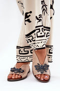 Sandales ouvertes femmes design artisanal élégant beige doux ornement abeille perles noires bleues talon bas confortable occasion quotidienne été