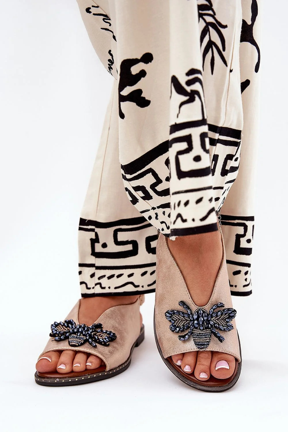 Sandales ouvertes femmes design artisanal élégant beige doux ornement abeille perles noires bleues talon bas confortable occasion quotidienne été
