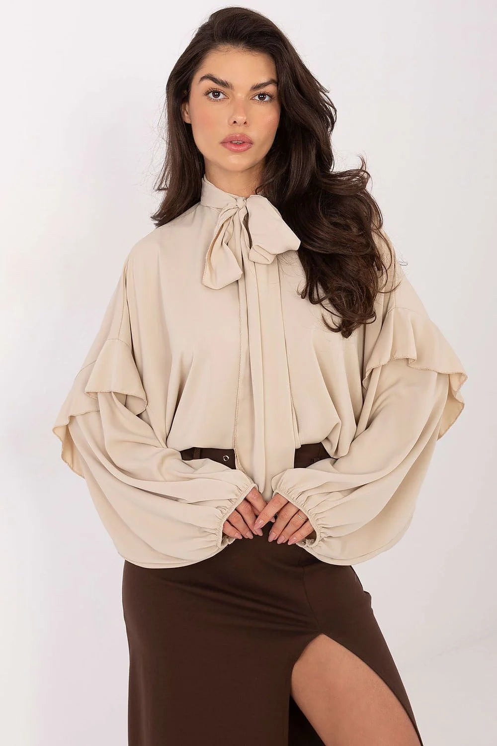 chemise femme sans col manches longues bouffantes volants lavallière noeud polyester léger fluide oversize drapé beige élégante soirée poignets élastiqués
