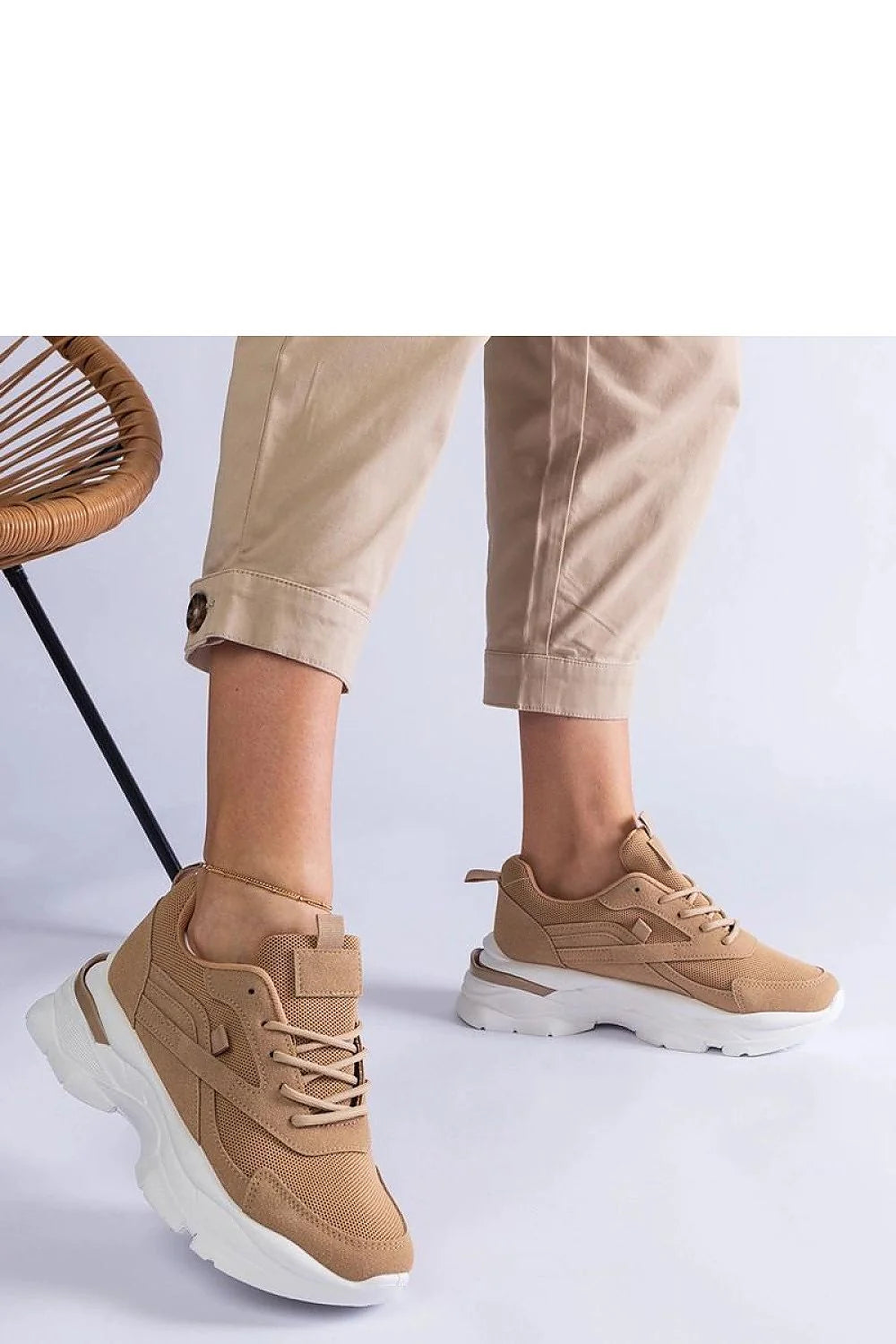 Baskets féminines modernes style chunky semelle épaisse cuir synthétique beige clair lacets assortis confortable pour femmes occasion quotidienne