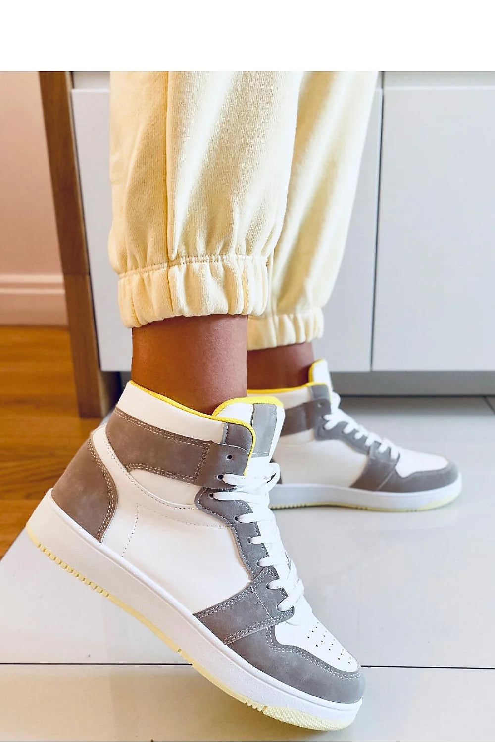 Baskets montantes femmes mode moderne style urbain cuir écologique tissu blanc gris jaune perforations semelle caoutchouc confort