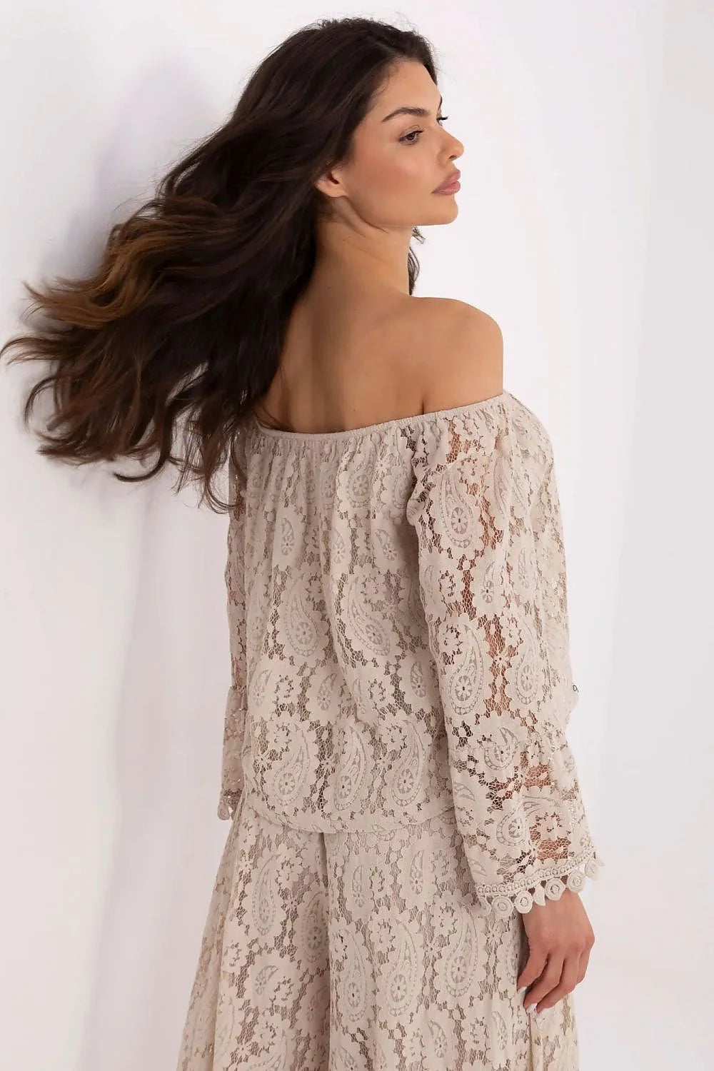 ensemble dentelle beige écru bardot épaules dénudées manches longues évasées pantalon large fluide bohème chic festonné pompons élastiqué