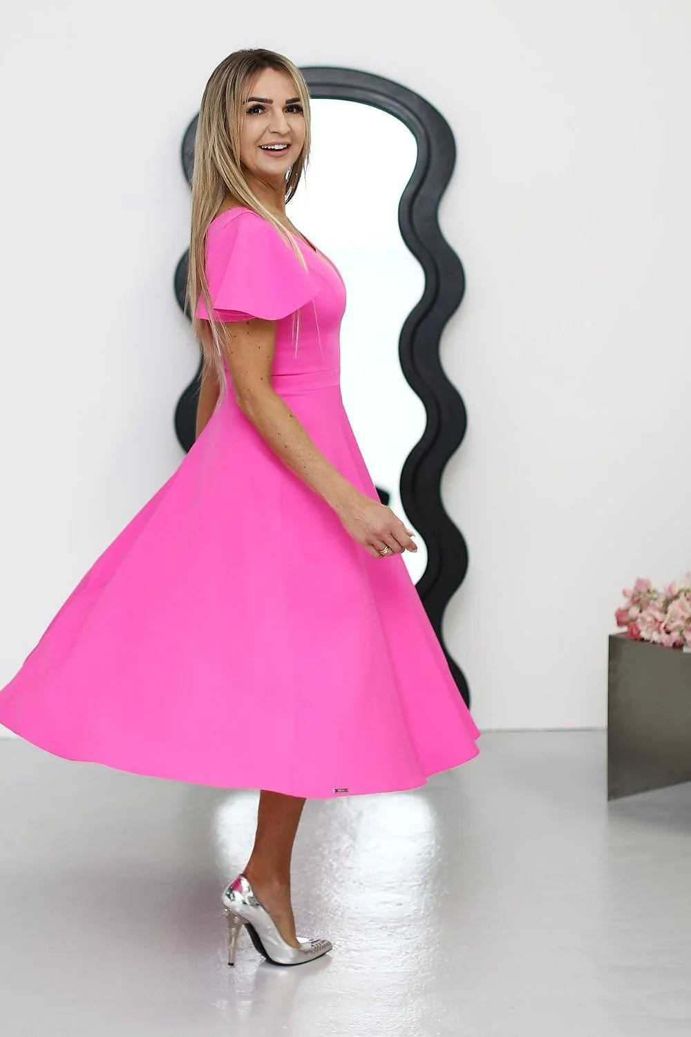 Robe de cocktail rose vif décolleté en V manches courtes en tissu structuré polyester elasthanne femme élégante occasion spéciale
