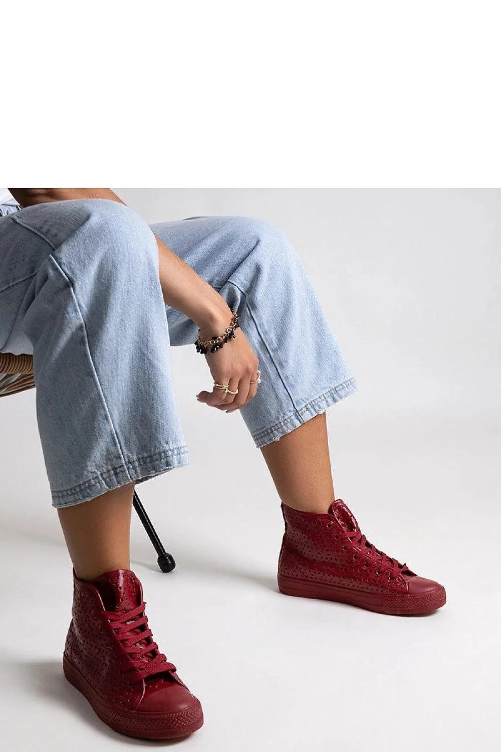 Baskets montantes pour femme couleur rouge bordeaux perforées cuir synthétique style streetwear confortable maintien cheville occasion décontractée