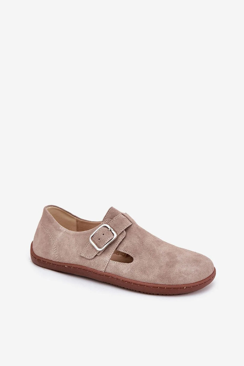 chaussures basses femmes daim taupe clair suédé mocassins bride réglable boucle argentée bout arrondi découpes latérales semelle gomme marron confortable
