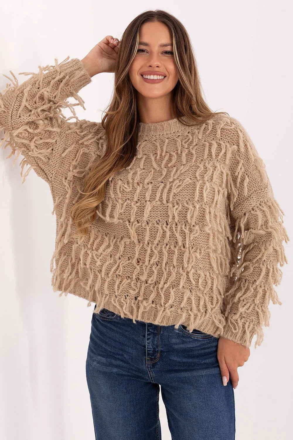 pull femme oversize col rond grosse maille beige camel shaggy poilu franges décoratives boxy court manches longues doux chaleureux bohème