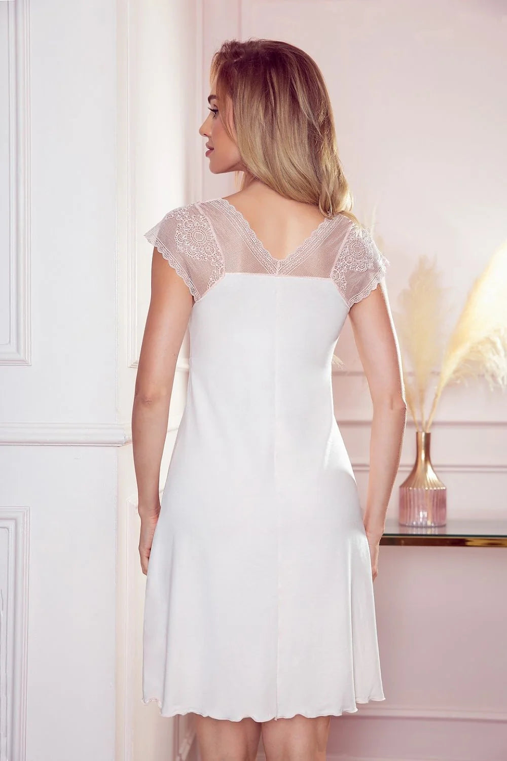 Nuisette en dentelle romantique blanche manches courtes décolleté en V élégante pour femmes modernes