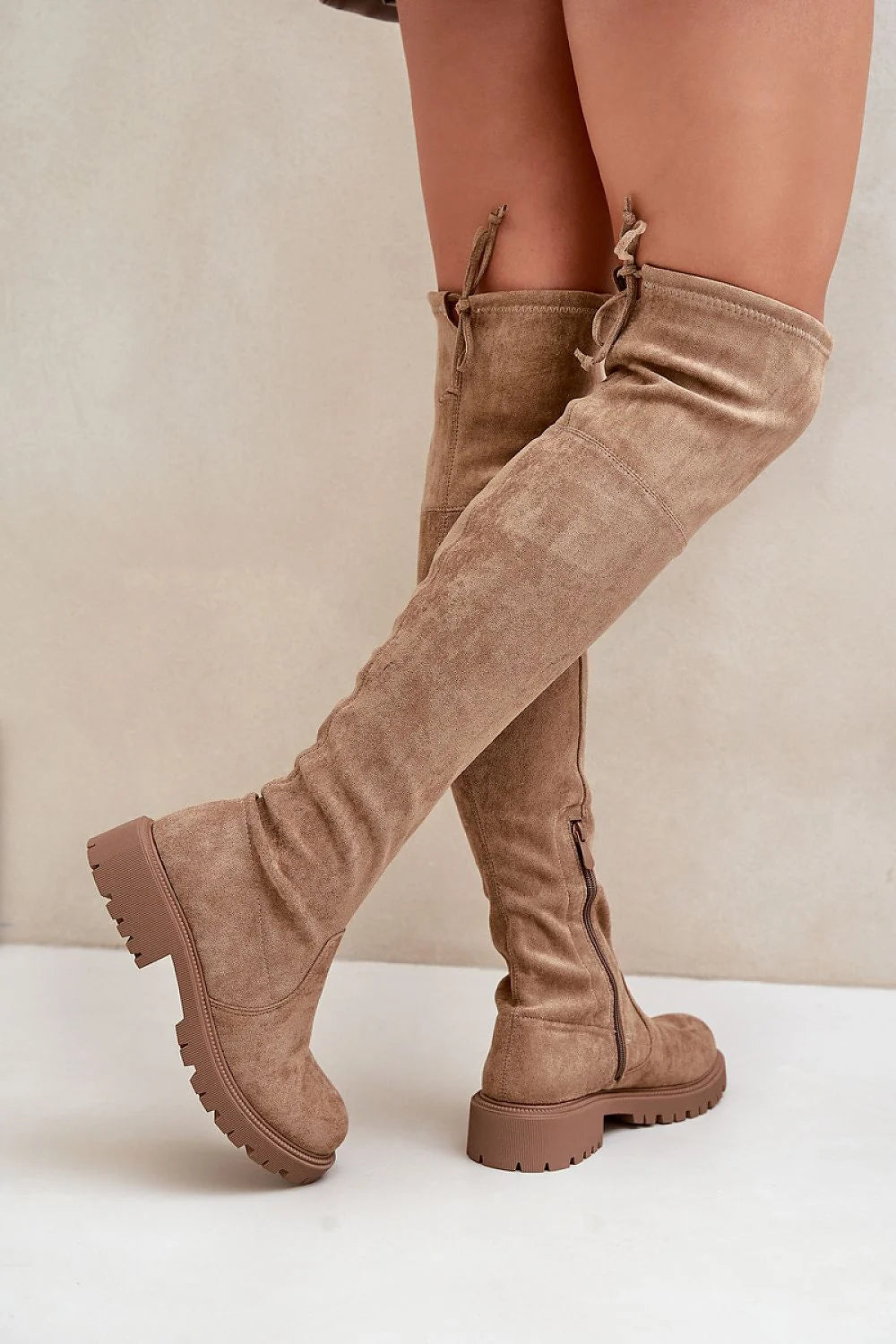 Bottes cuissardes féminines en éco-suede camel design moderne style élégant talon plat isolées automne-hiver