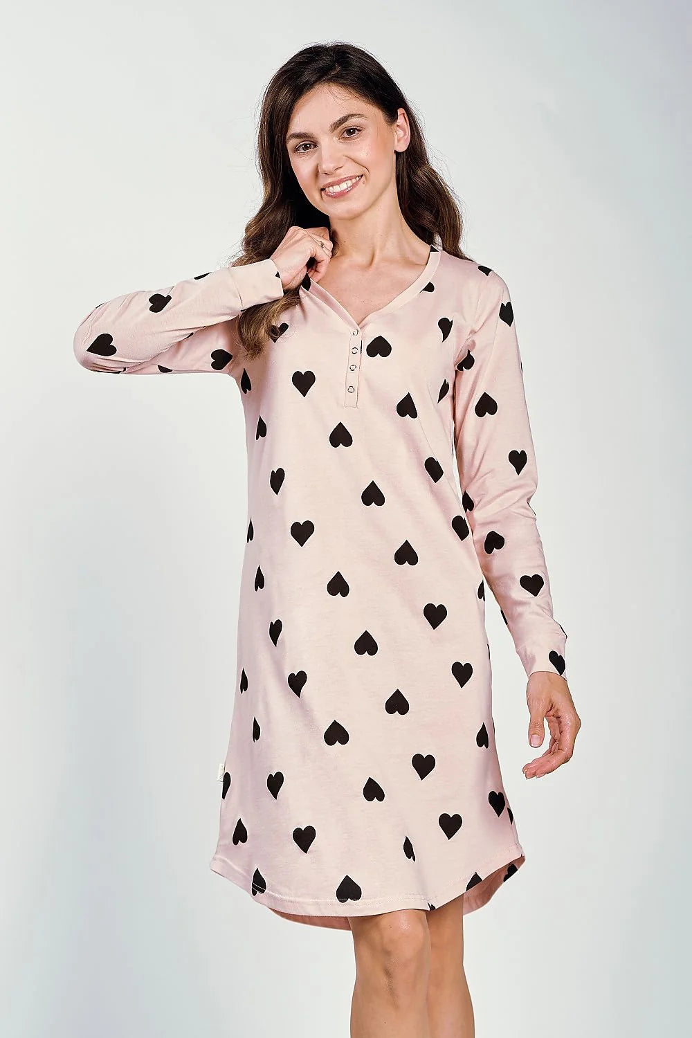 Chemise de nuit femme rose pâle imprimée cœurs noirs manches longues encolure V boutons-pression tissu doux cadeau idéal