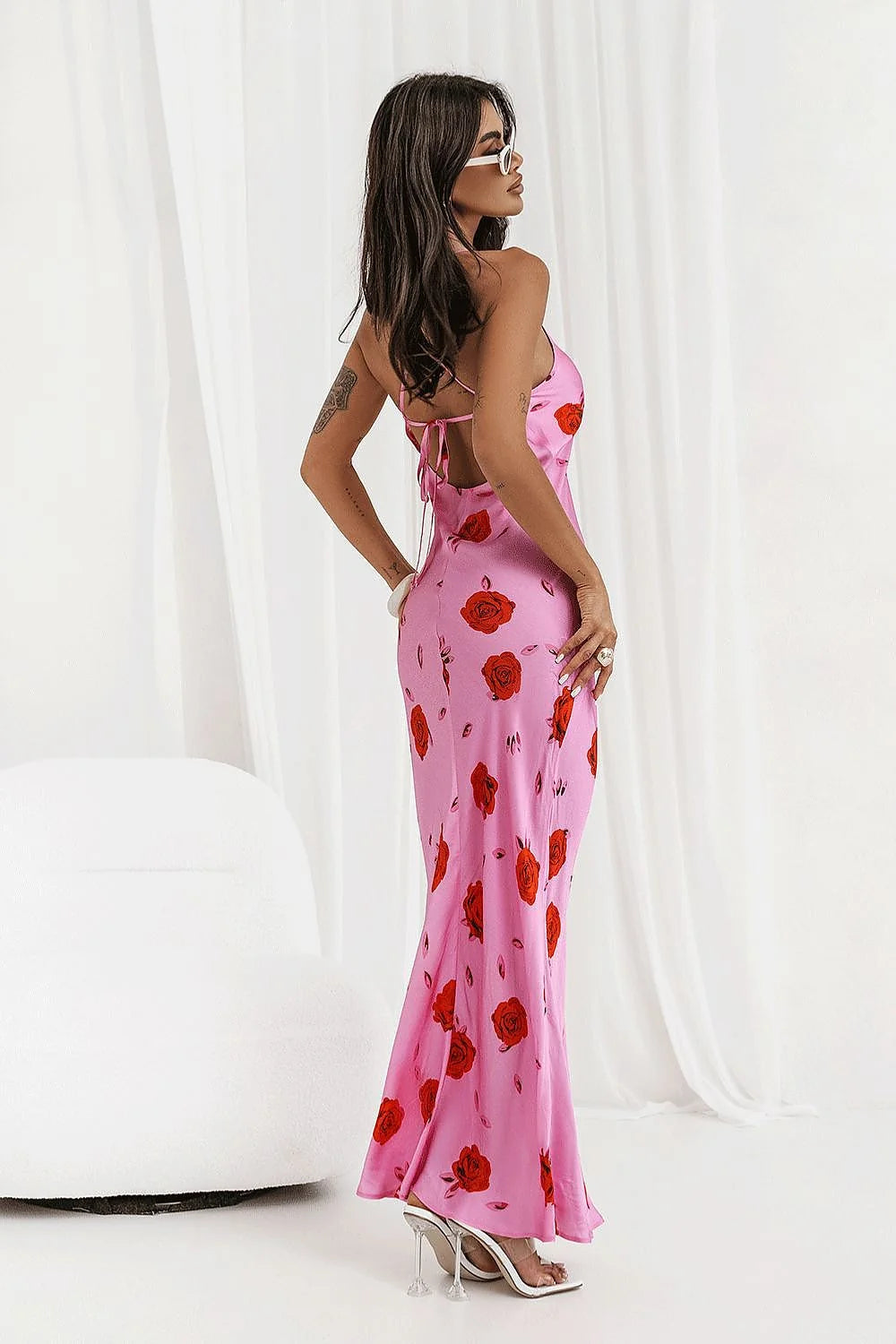 Robe de soirée élégante longue couleur vive imprimé fleuri matière fluide décolleté en V bretelles spaghetti femme occasions estivales semi-formelles